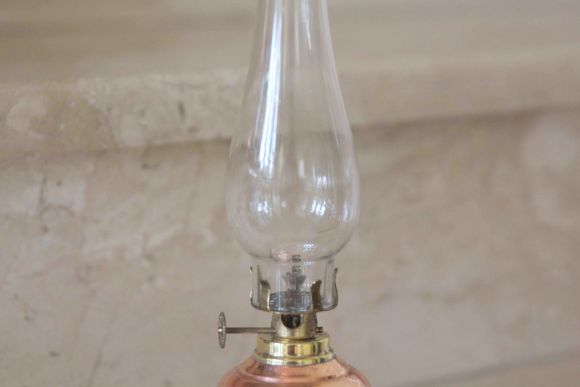 Миниатюрная старинная керосиновая лампа из меди и латуни.