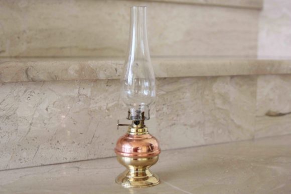 Миниатюрная старинная керосиновая лампа из меди и латуни.