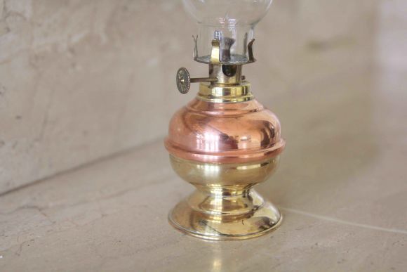 Миниатюрная старинная керосиновая лампа из меди и латуни.