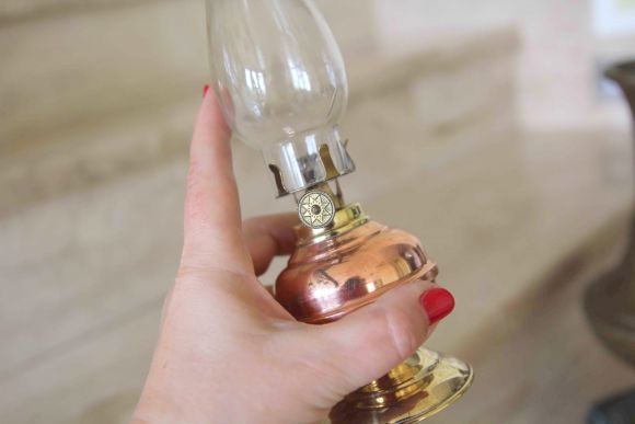 Миниатюрная старинная керосиновая лампа из меди и латуни.