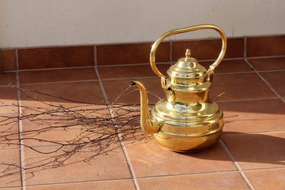 Старинный чайник интересной, нетривиальной формы