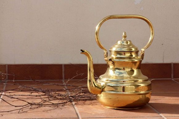 Старинный чайник интересной, нетривиальной формы