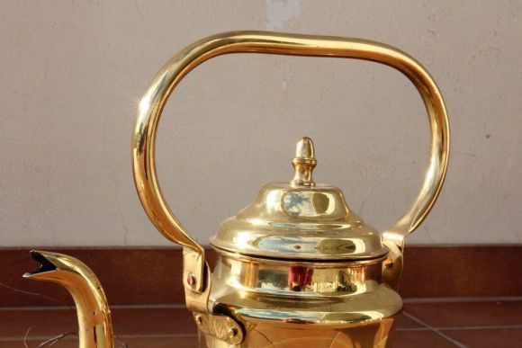 Старинный чайник интересной, нетривиальной формы