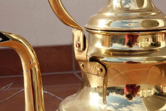 Старинный чайник интересной, нетривиальной формы