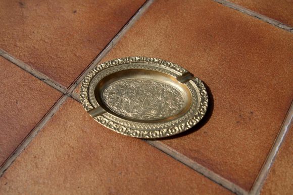 Невероятный женственный предмет - латунная пепельница "для двоих"