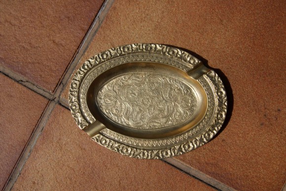 Невероятный женственный предмет - латунная пепельница "для двоих"