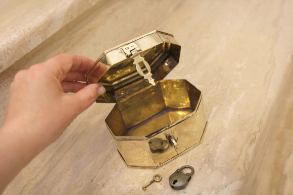 Европейский сундучок  - шкатулка. Полировка