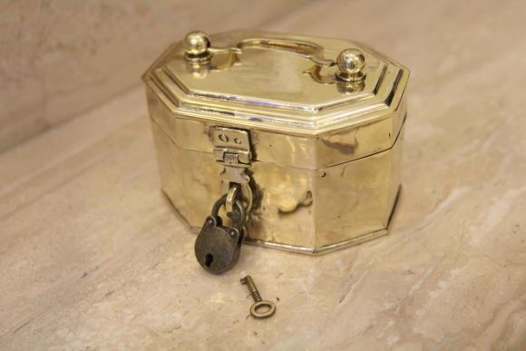 Европейский сундучок  - шкатулка. Полировка