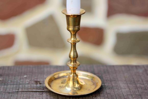 Латунный удобный подсвечник с блюдечком для воска