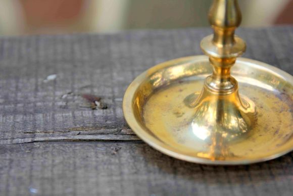 Латунный удобный подсвечник с блюдечком для воска