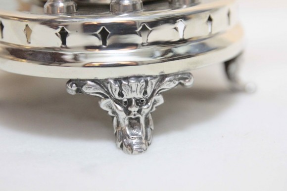 Старинная серебреная бульотка большого размера