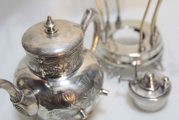 Старинная серебреная бульотка большого размера