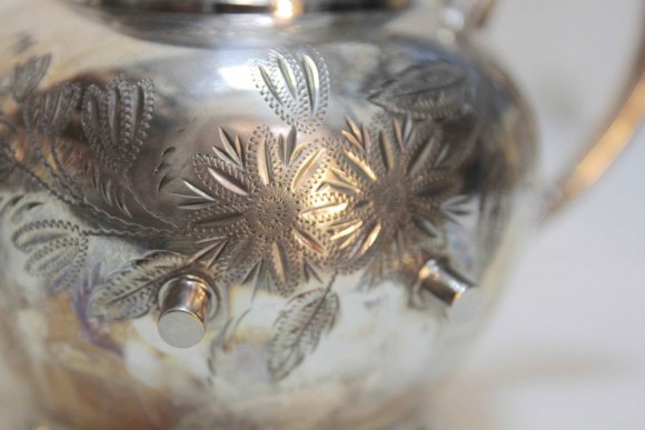 Старинная серебреная бульотка большого размера