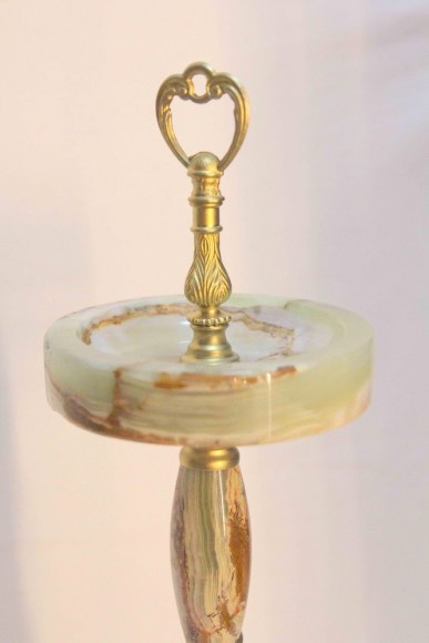 Напольная старинная пепельница из натурального оникса и латуни. Европа. Середина 20 века