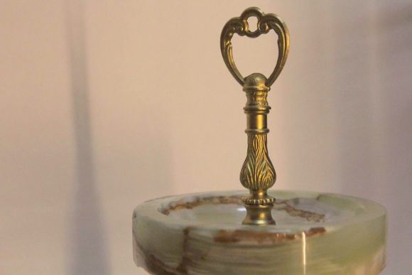 Напольная старинная пепельница из натурального оникса и латуни. Европа. Середина 20 века