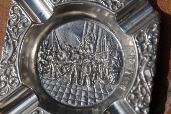 Компактная квадратная металлическая пепельница. Европа