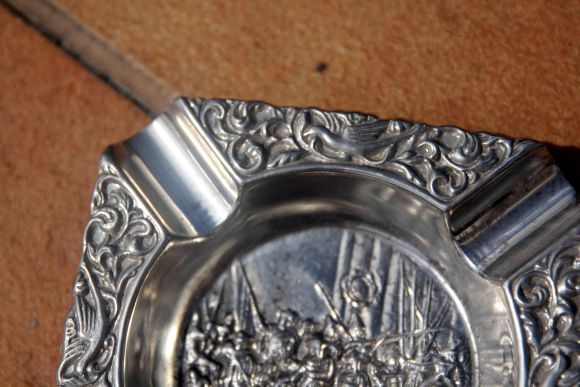 Компактная квадратная металлическая пепельница. Европа