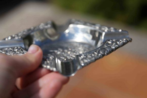 Компактная квадратная металлическая пепельница. Европа