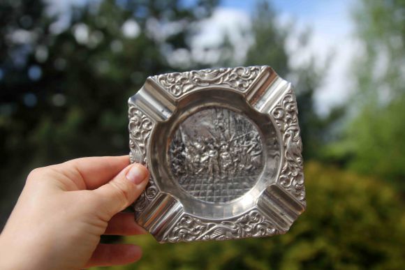 Компактная квадратная металлическая пепельница. Европа