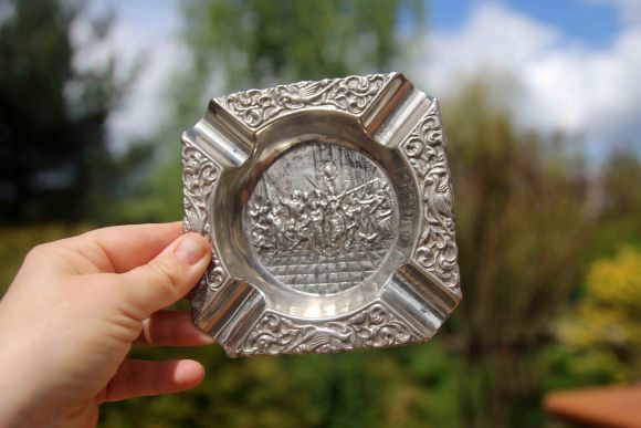 Компактная квадратная металлическая пепельница. Европа