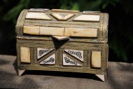 Старинная деревянная шкатулка инкрустированная костью, латунью и оббитая бархатом