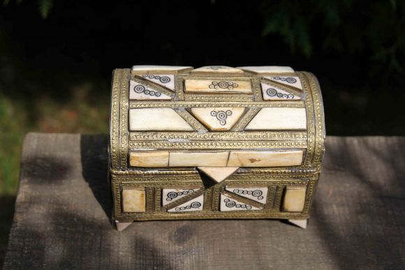 Старинная деревянная шкатулка инкрустированная костью, латунью и оббитая бархатом