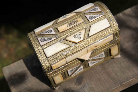 Старинная деревянная шкатулка инкрустированная костью, латунью и оббитая бархатом