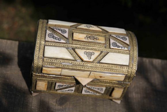 Старинная деревянная шкатулка инкрустированная костью, латунью и оббитая бархатом