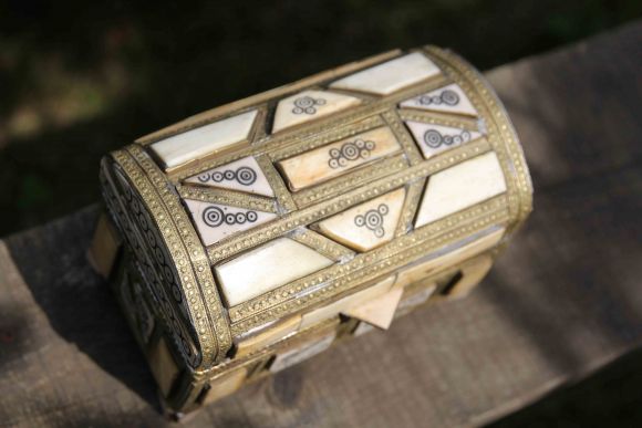 Старинная деревянная шкатулка инкрустированная костью, латунью и оббитая бархатом