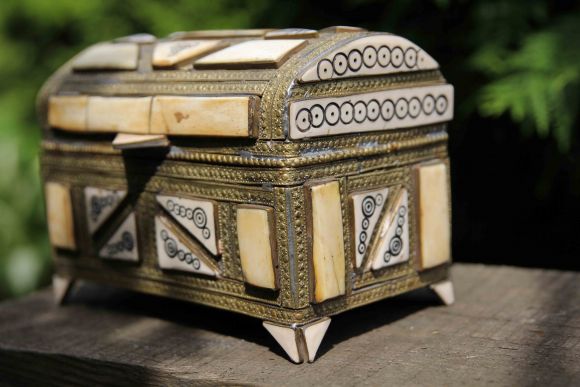 Старинная деревянная шкатулка инкрустированная костью, латунью и оббитая бархатом