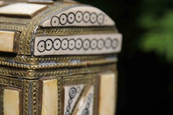 Старинная деревянная шкатулка инкрустированная костью, латунью и оббитая бархатом