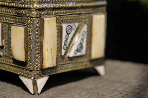 Старинная деревянная шкатулка инкрустированная костью, латунью и оббитая бархатом