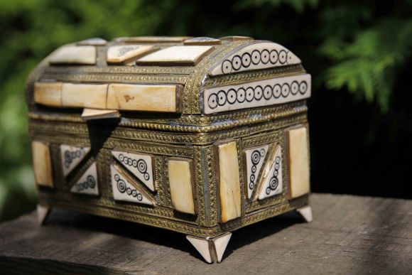 Старинная деревянная шкатулка инкрустированная костью, латунью и оббитая бархатом