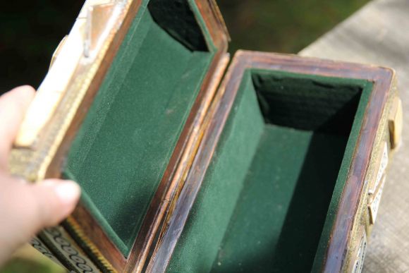 Старинная деревянная шкатулка инкрустированная костью, латунью и оббитая бархатом