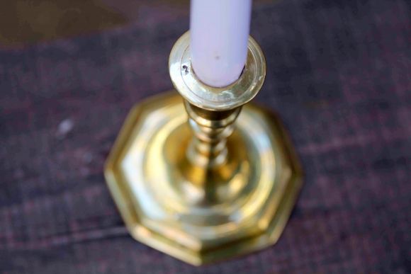 Старинный подсвечник на 8 ми угольном основании