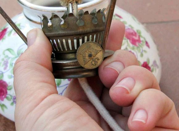 Такая хорошенькая антикварная керосиновая лампа