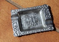 Маленькая прямоугольная пепельница. Сцена Охоты