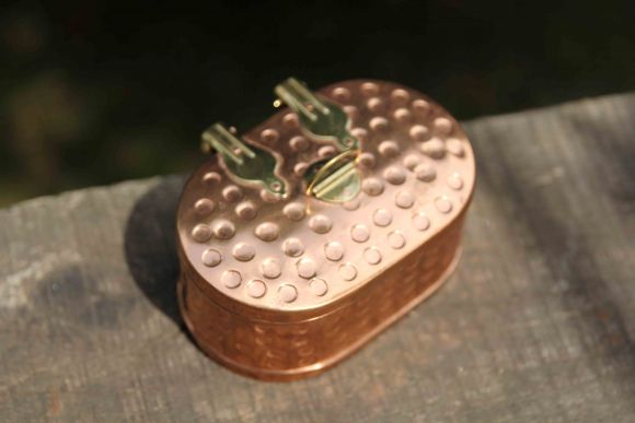 Медная овальная шкатулочка с ручкой