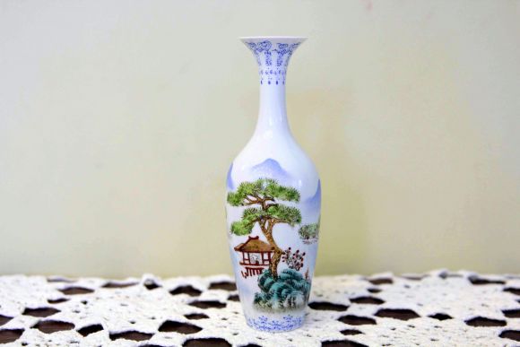 Невесомая китайская вазочка из тончашего фарфора.