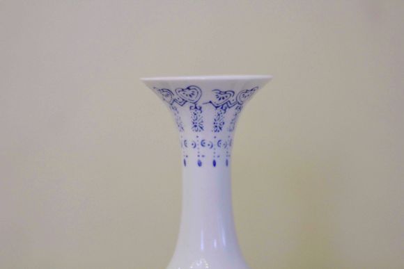 Невесомая китайская вазочка из тончашего фарфора.