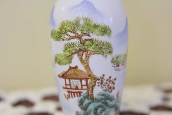 Невесомая китайская вазочка из тончашего фарфора.