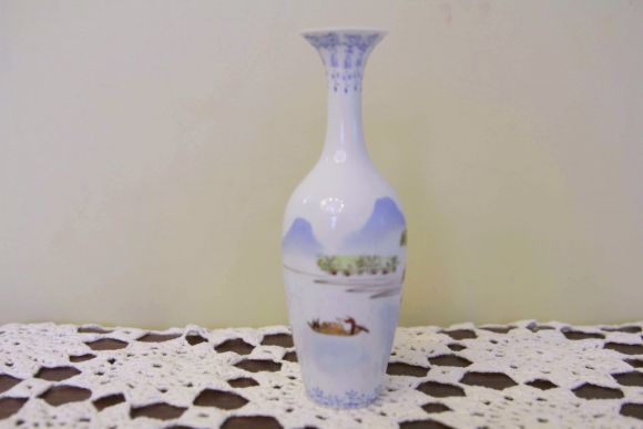 Невесомая китайская вазочка из тончашего фарфора.