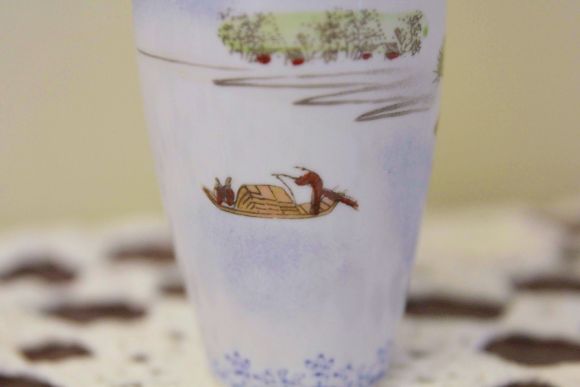 Невесомая китайская вазочка из тончашего фарфора.