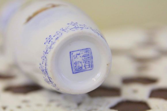 Невесомая китайская вазочка из тончашего фарфора.