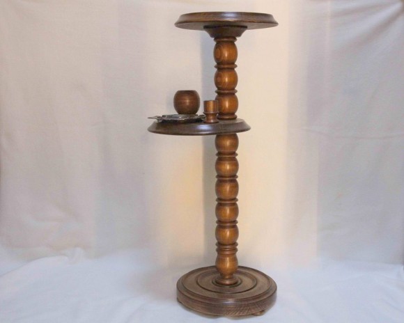 Замечательный курительный столик из дерева. Европа. Середина 20 века