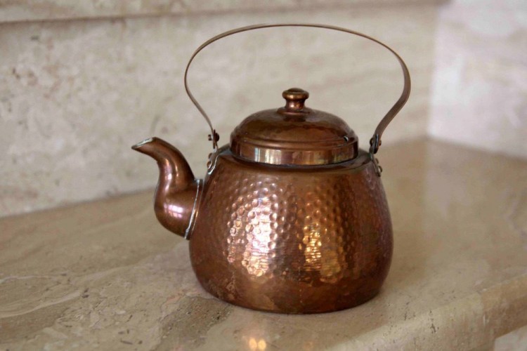 Из какого материала сделан чайник. Медный чайник для чая. Чайник сделано в Румынии.