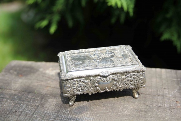 Тяжелая старинная шкатулка романтической тематики