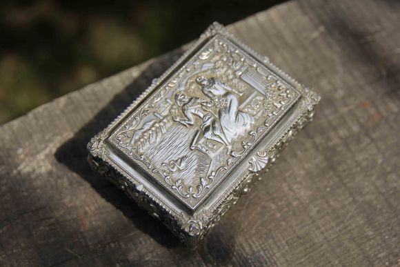 Тяжелая старинная шкатулка романтической тематики