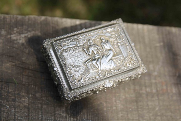 Тяжелая старинная шкатулка романтической тематики