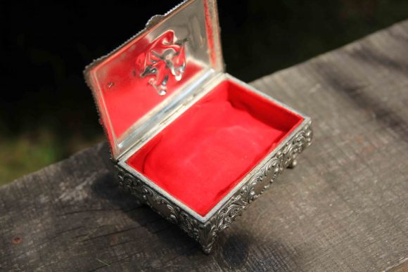 Тяжелая старинная шкатулка романтической тематики